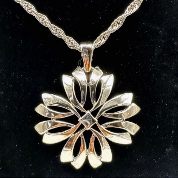 Crown Trifari 60s Statement Chunky Flower 23-1/2” Rope Chain Pendent Necklace - Picture 2 of 7